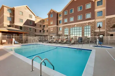 Image de Petit déjeuner gratuit. Piscine et bain à remous. Près des nouveaux campus Chevron et Oxy!