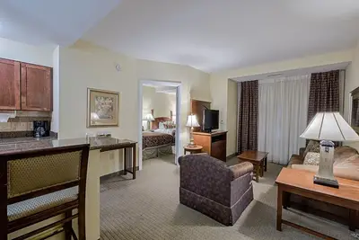 Image de Petit déjeuner gratuit. Piscine intérieure. Gym. Près de Hersheypark!
