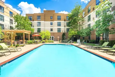 Image de Petit déjeuner gratuit. Piscine extérieure. Gym. Près de Graceland!