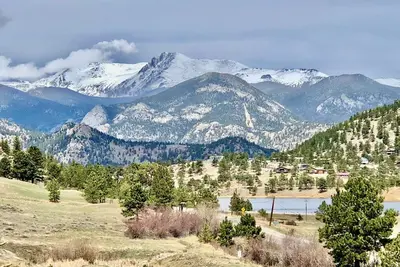 Image de Vues énormes de montagne et de lac! Maison de ville plus récente et moderne! 4 miles à Rmnp!