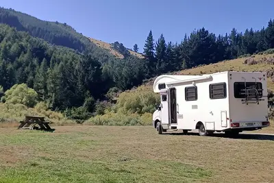 Image de Camping-car jusqu'à 6 couchages, stationné et prêt pour une incroyable détente à quelques jours de là.