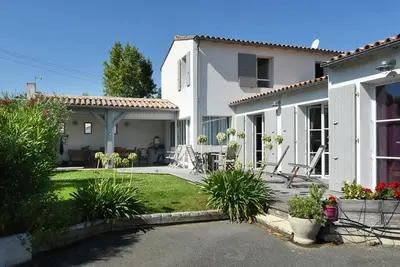 Image de Charmante Maison avec Jardin, à Proximité du Centre des Portes-en-Ré, 3 Chambres, Wifi
