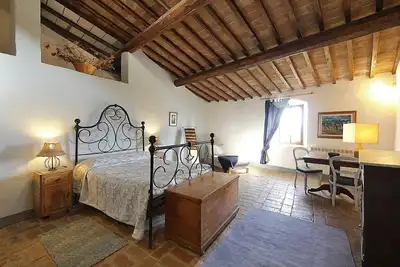 Grande maison du Chianti dans une ferme viticole biologique avec piscine