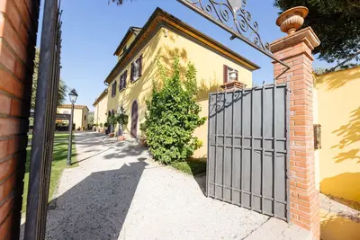Image de Chambres familiales dans Villa, partie d'un complexe de ferme avec piscine