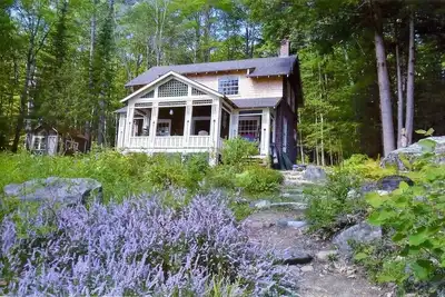 Image de Charmante retraite au bord du lac