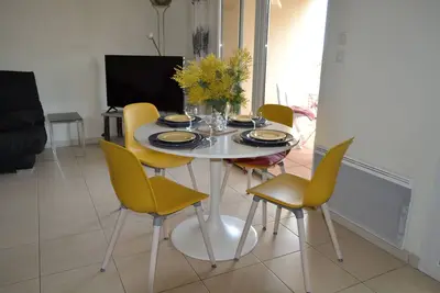 Image de T3, 2**, 60 m2, petite copropriété avec piscine, 1er étage,