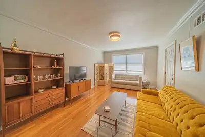 Image de Maison de ville de luxe avec fusée moderne du milieu du siècle