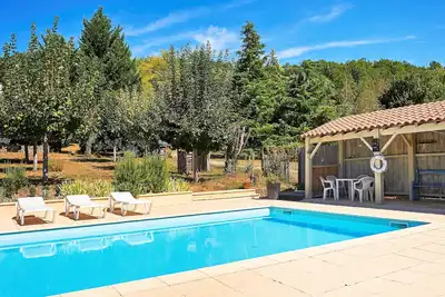 Charming old tobacco barn with pool and large garden close to Tremolat village