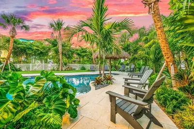 Image de Parfait pour les familles! Maison de 2 chambres, 2 salles de bains, Grand Emplacement! !