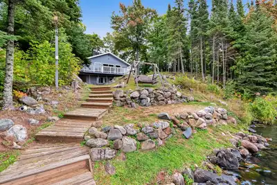 Image de Nouvelle Liste! Maison au bord du lac avec jetée, canot et foyer - pour toute la famille!