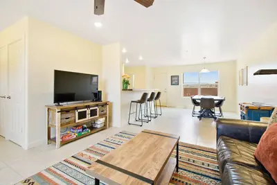 Image de Nouvelle Liste! Condo neuf avec piscine et bain à remous partagés: à proximité des parcs nationaux!