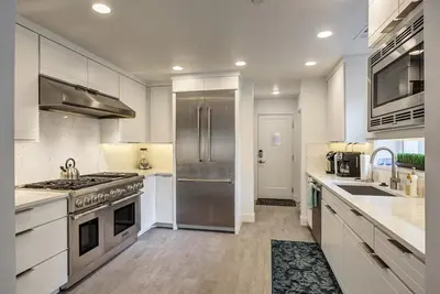 Image de Downtown ✦ Perfect Location ✦ Hot Tub & Sauna ✦ Garage ✦ Private Yard ✦ Pinball