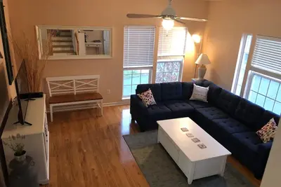 Image de Maison de ville Bethany récemment rénovée avec piscine communautaire et rampe de mise à l'eau