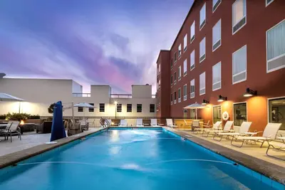 Image de Suite King. Petit déjeuner gratuit. Piscine extérieure. Gym. Votre prochain voyage!