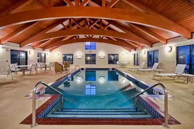 Image de Petit déjeuner gratuit. Piscine et bain à remous. Gym. Près de Uw-Madison!