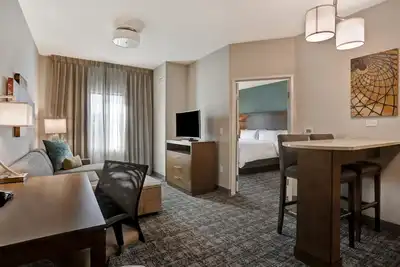 Image de Suite King. Petit déjeuner gratuit. Bassin. Barbecue partagé. Gym. Près d'Overland Park Convention Center!