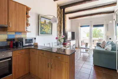 Image de Maison avec beau jardin avec barbecue, piscine communautaire et plage privée