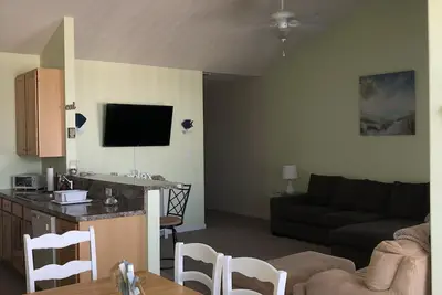 Image de Nouveau propriétaire! Mis à jour pour 2020. Condo 3 chambres 2 salles de bain 1. 5 pâtés de maisons de la plage / planches