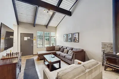Image de Maison de ville de luxe rénovée avec piscine partagée, bain à remous et salle de jeux complexe!