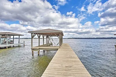 Image de Nouveau! Grand Waterfront Lake Palestine Home w \/ Dock!