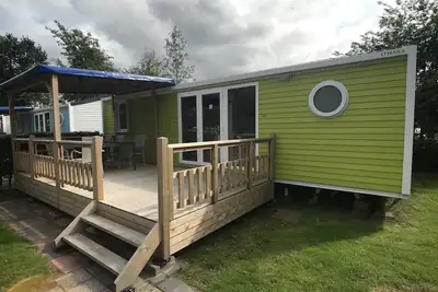 Image de Chalet coloré avec véranda, situé en Frise