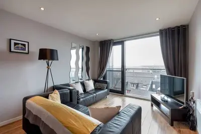 Image de Près de Hydro / Secc: Modern Riverside Apt avec parking