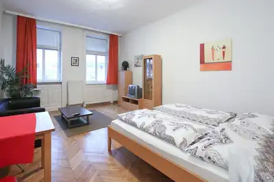 Image de Appartement 1 pièce bon marché et pratique avec une grande scène locale à proximité