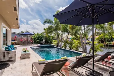 Image de Bienvenue à l'avenue One, une maison spacieuse et moderne avec piscine Waterway! Nouvellement listé!