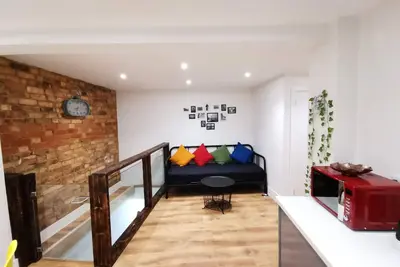 Image de Appartement flambant neuf avec salle multimédia et aire de jeux pour enfants