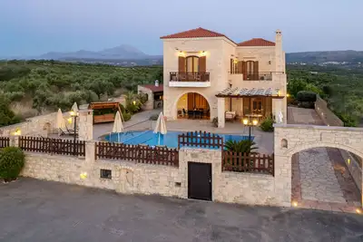 Image de Impressionnante maison en pierre de quatre chambres avec piscine