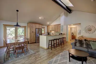 Image de Nouvelle liste! Retraite des voyageurs! Près de la ville et des pistes! Sur la route des bus!