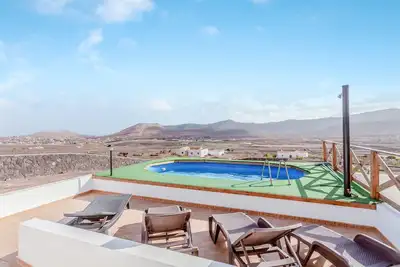 Image de Villa spacieuse \"Casa el Aceitunal\" avec vue sur les montagnes, jardin, terrasse et piscine