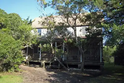 Image de Cette maison accueillante pour les animaux de compagnie a beaucoup d'espace pour étaler et se d��tendre. Id��alement situé.