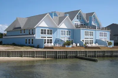 Image de Cette unit���� de fin offre une vue panoramique sur les couchers de soleil color���������������������s et l'����le de Portsmouth dans le lointain.