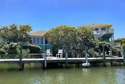 Image de Cette maison de bord de canal unique offre un quai priv�� et une piscine. ponts expansive.