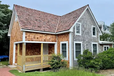 Image de Magnifiquement aménag��, cette maison allie le charme de la vieille Ocracoke avec des commodit�������������s modernes.
