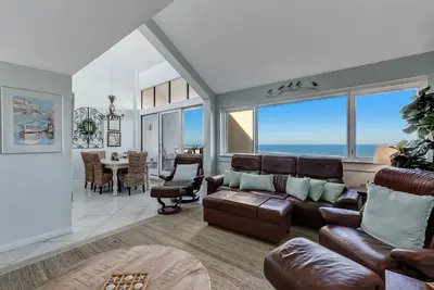 Image de Beachwalker 1156 2br / 2ba w / loft Oceanfront Condo