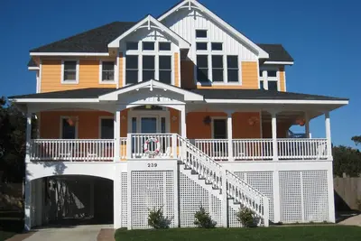 Image de Cette maison d��cor����������e professionnellement dispose d'une piscine privée et d'un bain ��� remous.