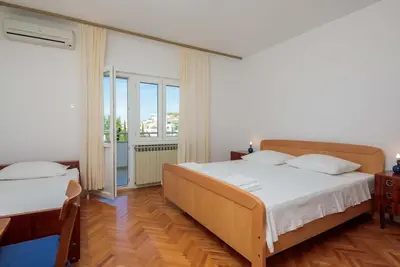Image de Appartement d'une chambre avec le balcon et la vue sur le mer Duce, Omis (A-18155-a)
