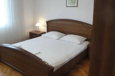 Image de Appartement d'une chambre avec le balcon et la vue sur le mer Duce, Omis (A-18155-c)