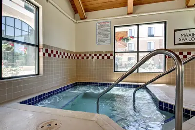 Image de Petit déjeuner gratuit. Piscine et bain à remous. Emplacement du centre-ville. Idéal pour les voyageurs d'affaires!