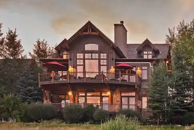 Image de Luxury + Hot Tub + Close to Skiing - Rustlers Lodge