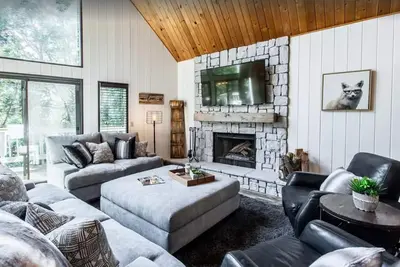 Image de Spacious Blue Jay Cabin With Vaulted Ceilings!