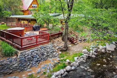 Image de A Stone's Thoreau-Riverfront Cabin: Hot Tub, Fireplace, Near Midtown