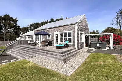 Image de Superbe chalet de plage avec vue sur l'océan, grande cour fermée, accès à la plage à proximité