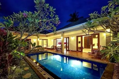 Image de Le marché d'art de Senggigi se trouve à 2 km de l'établissement.