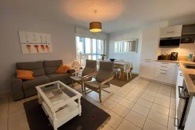 Appartement lumineux 3 chambres à 400m des plages avec parking et Wifi
