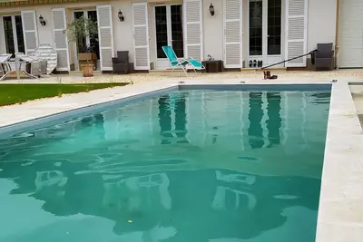 Image de Chambre de Charme Piscine Chauffée Centre Parking Jardin