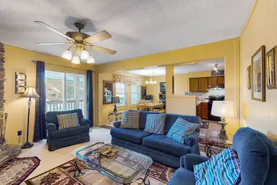 Image de Condo confortable avec vue sur la montagne, piscine, bain Ă remous et centre de loisirs!