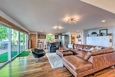 Image de Nouveau! Cabine Moderne Mid-Century avec Vues Puget Sound